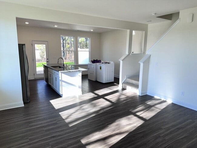 Building Photo - Bed 2.5 Bath End Unit Townhome In a Prime Location!!