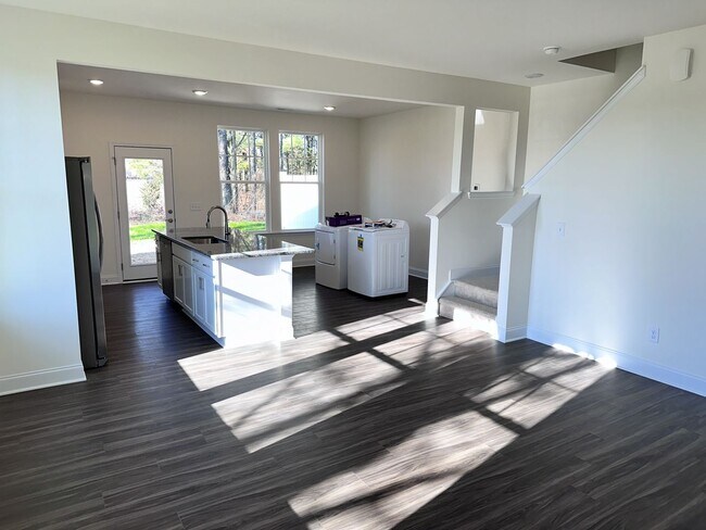 Foto del edificio - Brand New Construction 3 Bed 2.5 Bath End Unit Townhome In a Prime Location!!