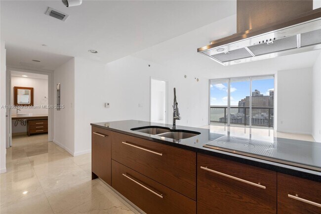 Building Photo - 495 Brickell Ave