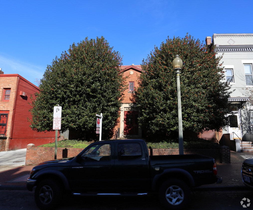 Building Photo - 712 G St SE