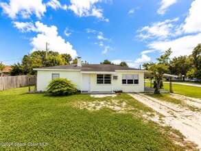 Building Photo - 1105 Park Dr