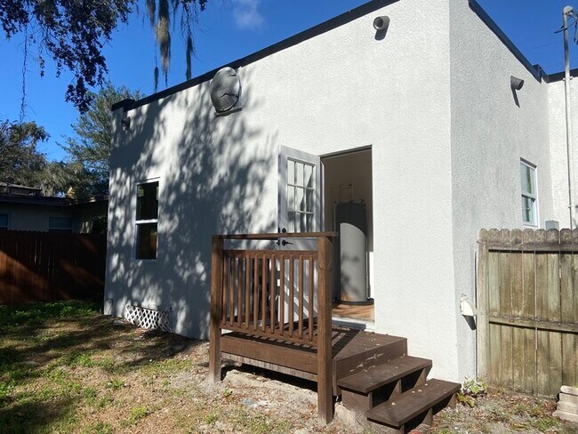 Building Photo - 1222 E Kaley St