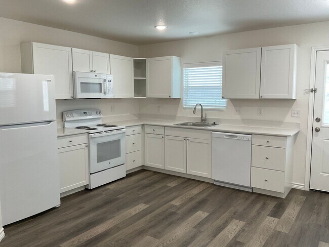 Foto del edificio - Beautiful 2 Bedroom/ 1 1/2 Bath Duplex in ...