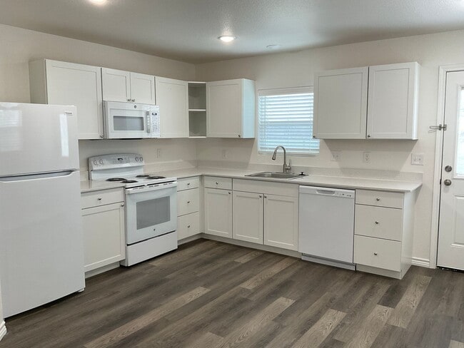 Building Photo - **Move in Special**Available Now!! Beautif...