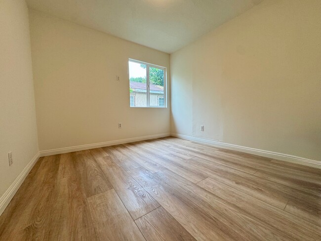 Foto del edificio - 2245 Meadowvale Ave