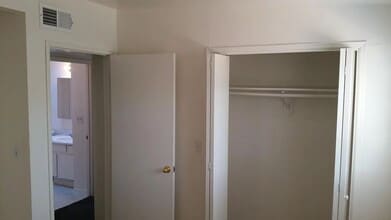 Building Photo - 2124 N Bell Ave