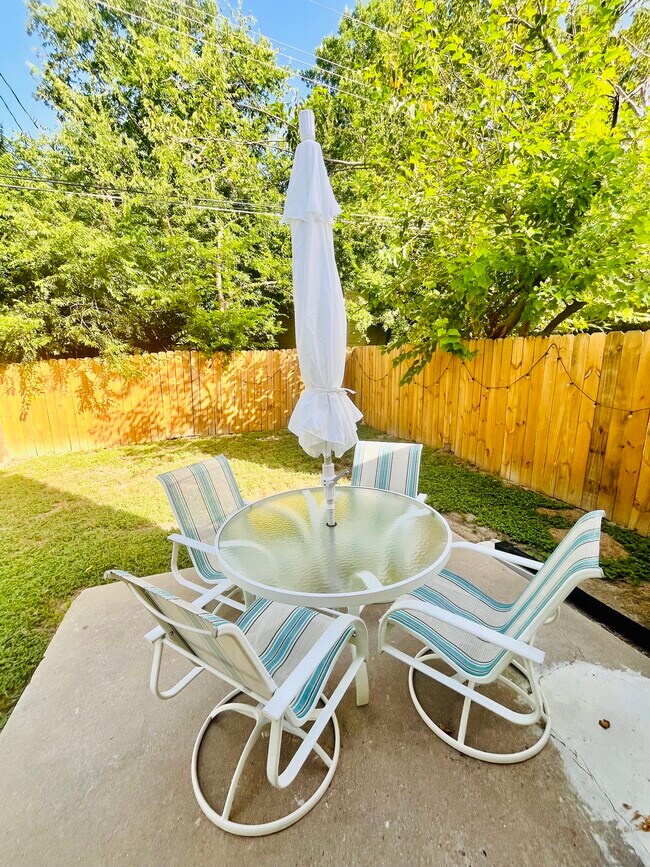 Foto del edificio - 2406 Burleson Ct