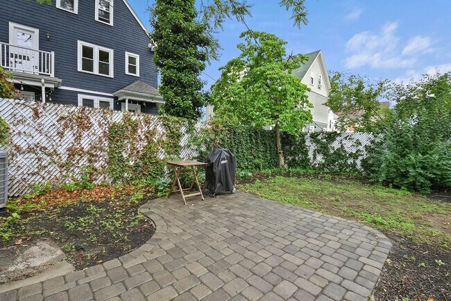 Building Photo - Renovated Apartment in Medford
