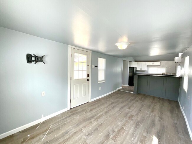 Foto del edificio - **APPLICATION RECEIVED** ALL BILLS PAID!! 1 Bedroom / 1 Bath Unit Near South Side Lions Park!