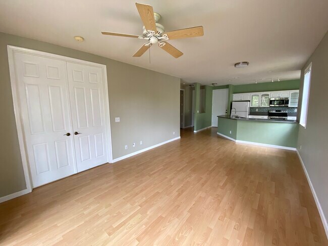 Sala de estar principal con puertas dobles que dan al dormitorio principal - 95-976 Wikao St