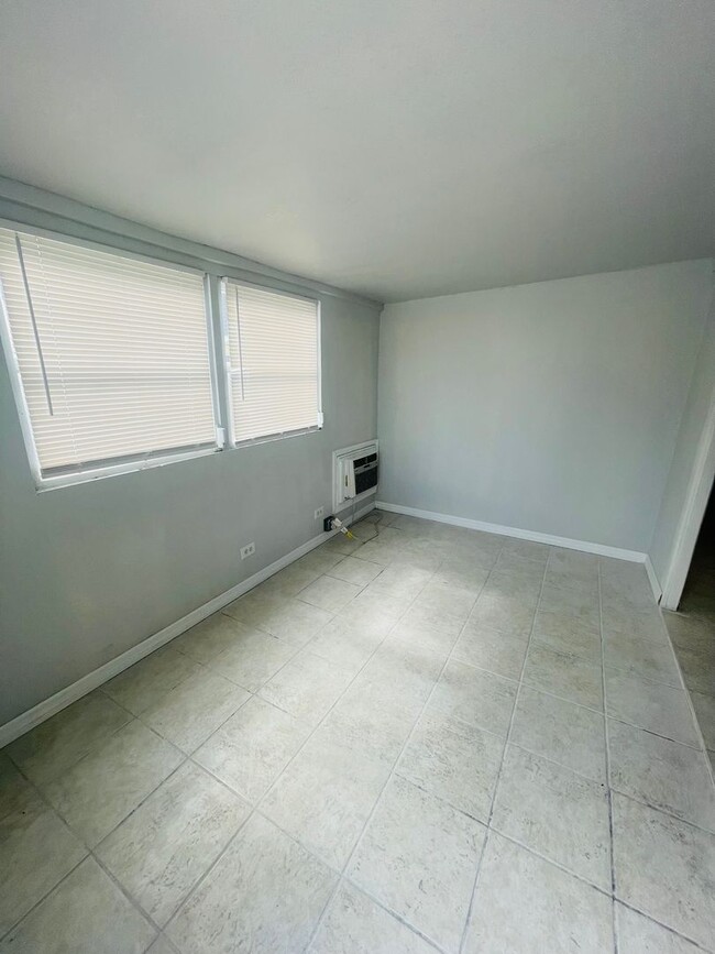 Building Photo - 910 51st Ave W