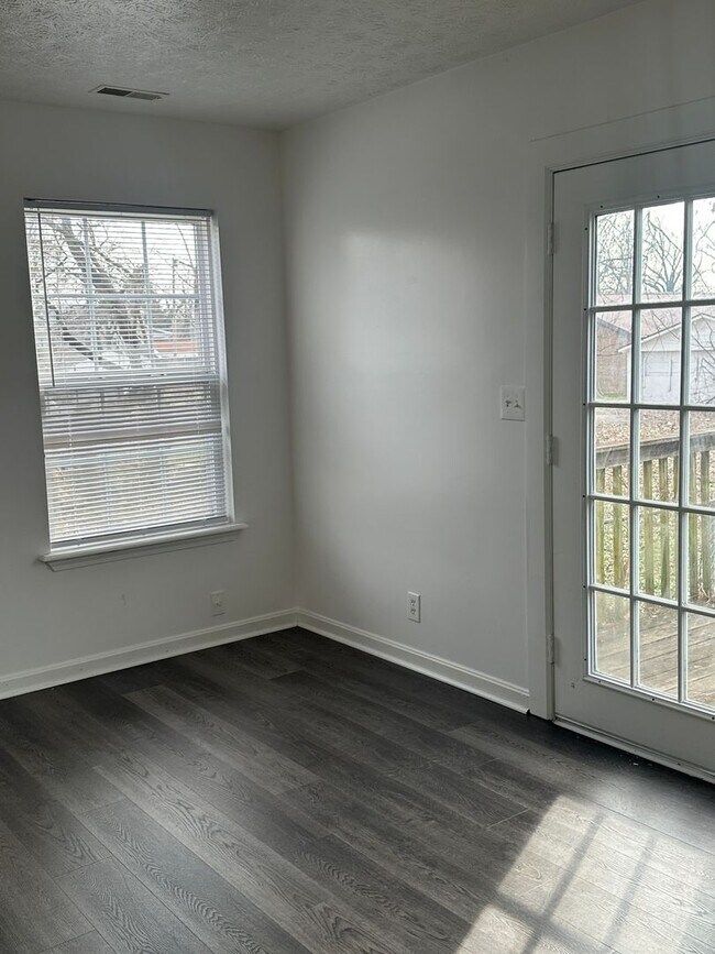 Building Photo - 4220 Sunset Ave