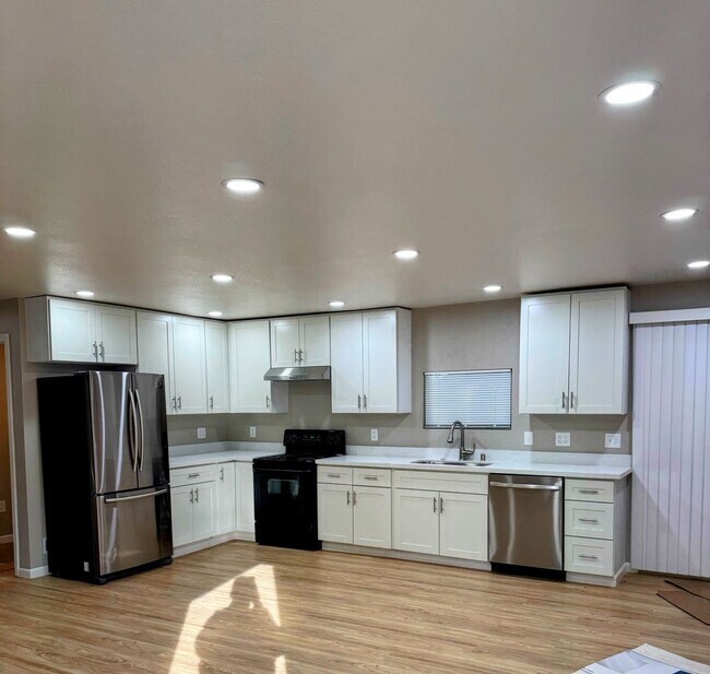 Foto del edificio - BRAND NEW 4 Bed 2 Bath w/ 2 Car Garage + Additional RV Parking