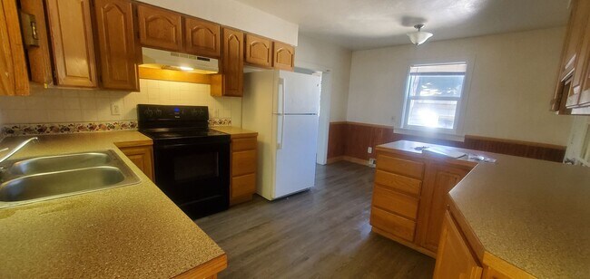 Building Photo - 1324 Ellis 6Bd/2Ba $4630 SEPTEMBER