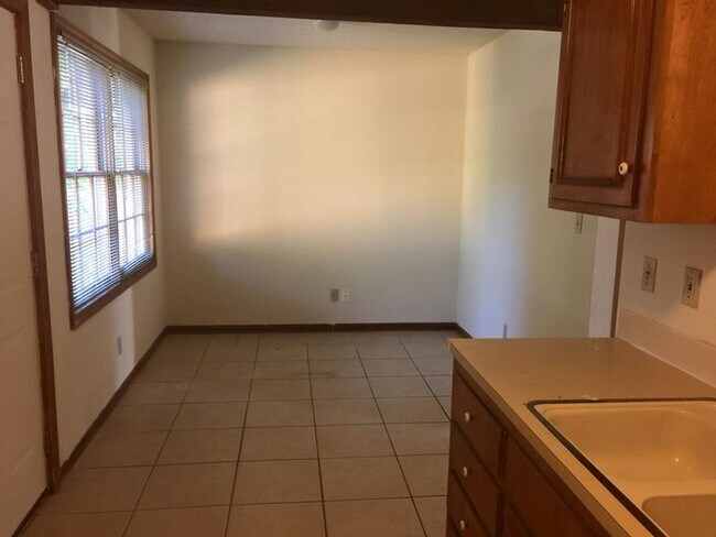 Foto del edificio - 3 x1.5 home off Lawrence Ave!