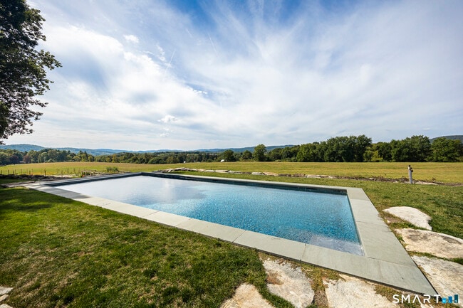 Building Photo - 121 Quaker Hill Rd