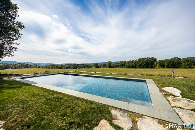 Foto del edificio - 121 Quaker Hill Rd