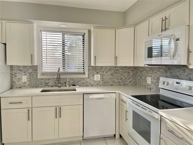 Building Photo - 304 Racquet Club Rd