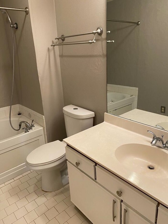Building Photo - 2/2 Townhome Centrally Located in Donaldson