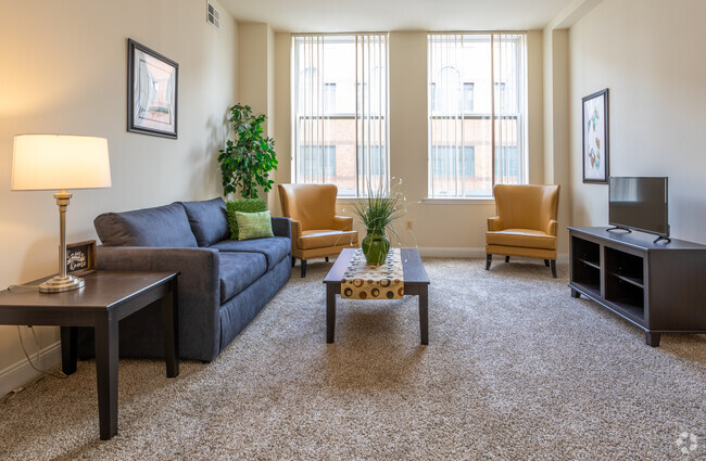 1BR, 1BA 827 SF - The Atrium