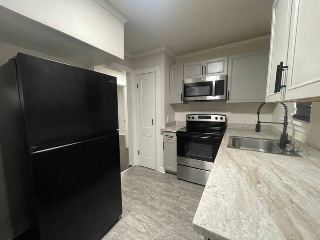 Building Photo - Highland Charmer! Come see Today!