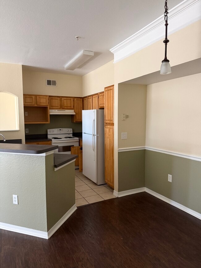 Building Photo - 3384 Corona Village Way