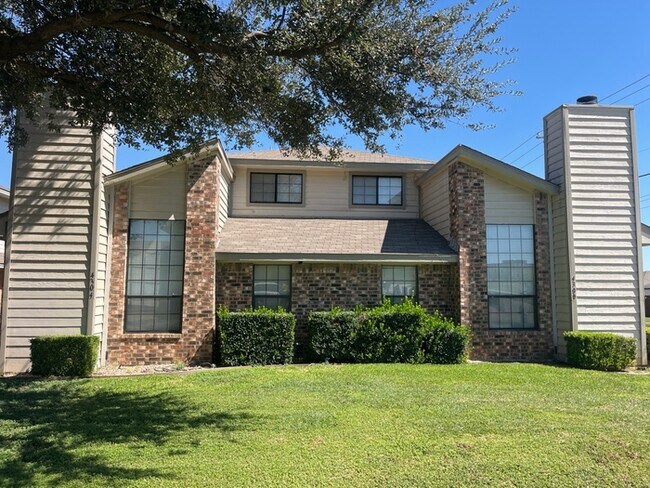 Building Photo - Corner lot Townhouse with yard! fireplace,...