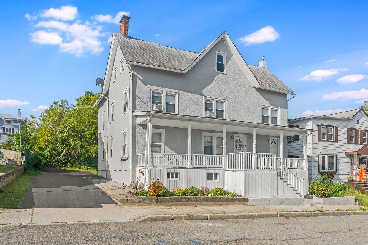 Primary Photo - 32 Hamilton St
