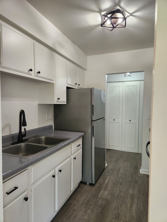 Building Photo - Creekview Apartments-5/24 & 5/30 Open House!