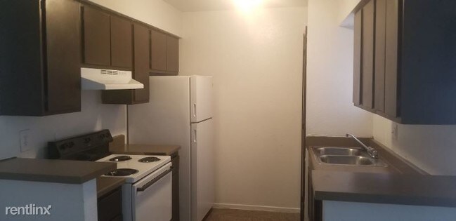 Foto del edificio - 1 br, 1 bath Apartment - 5601 Hamill Rd