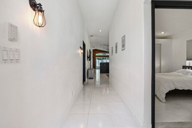 Foto del edificio - 5690 Green Island Dr