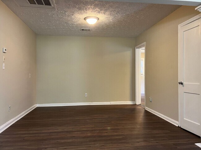 Foto del edificio - Great location! 2 bedroom 1 bath with a bo...
