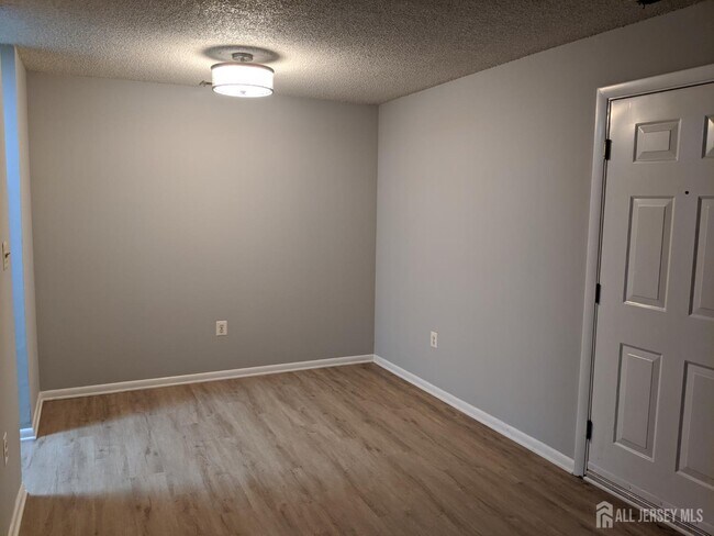 Building Photo - 4805 Ravens Crest Dr