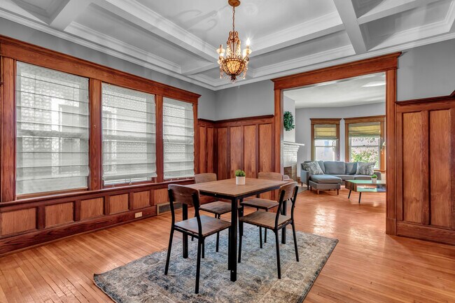 Dining room with seating for 4. - 45 Saint James Pl