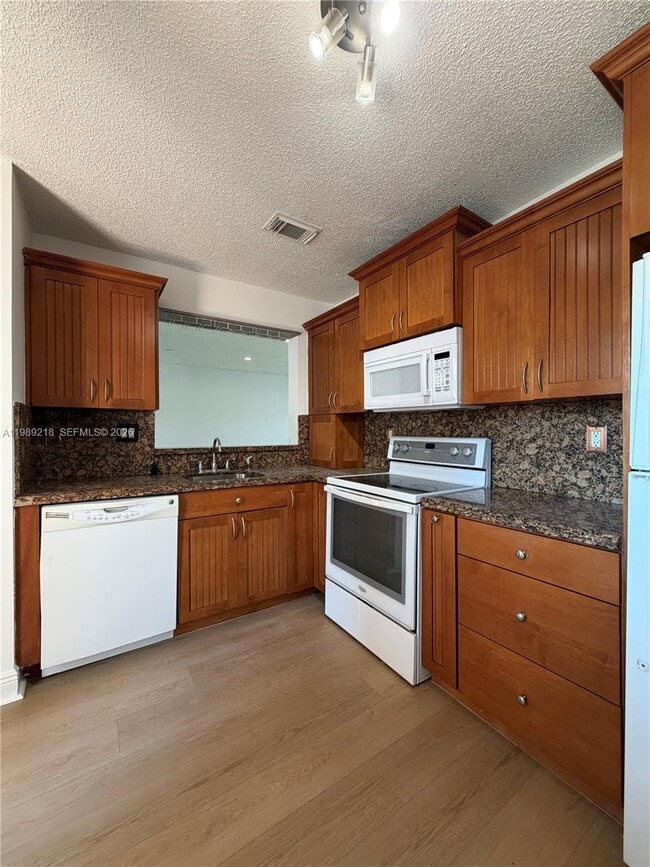 Foto del edificio - 4768 NW 114th Ave