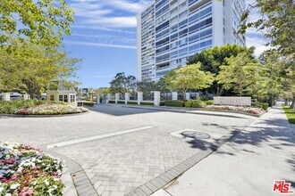 Building Photo - 2220 Ave of the Stars