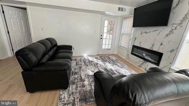 Building Photo - 13900 Farnsworth Ln