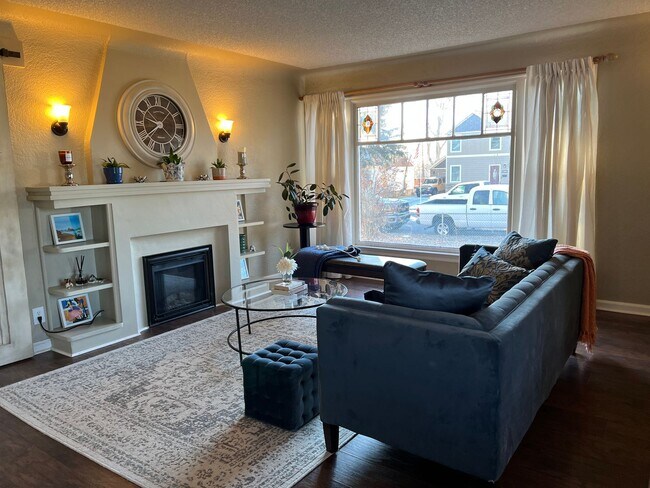 Foto del edificio - FURNISHED 3 bed home centrally located!