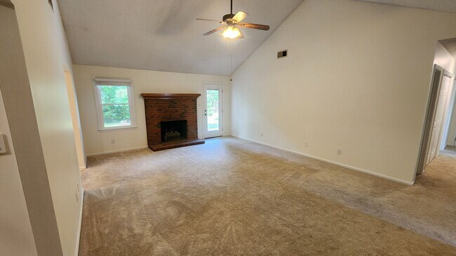 Building Photo - Three-bedroom Rancher in Concord!