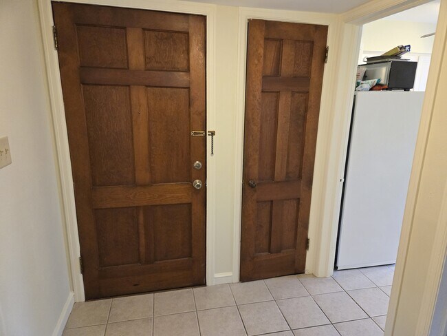 Building Photo - 9110 W North Ave