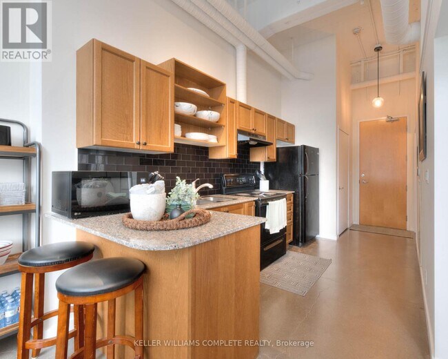 Photo du bâtiment - 410-410 King St W