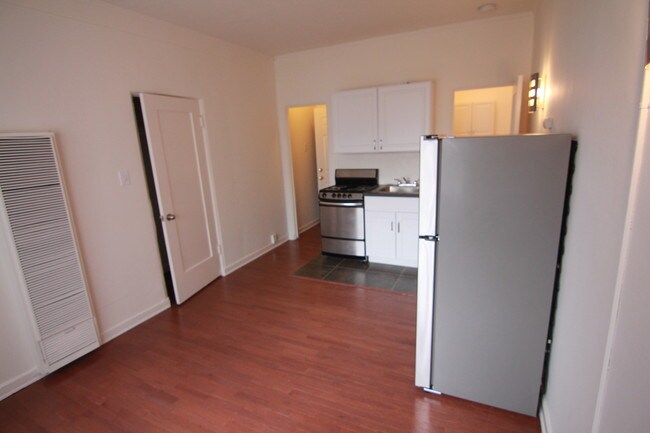 Building Photo - 654 S Dunsmuir Ave