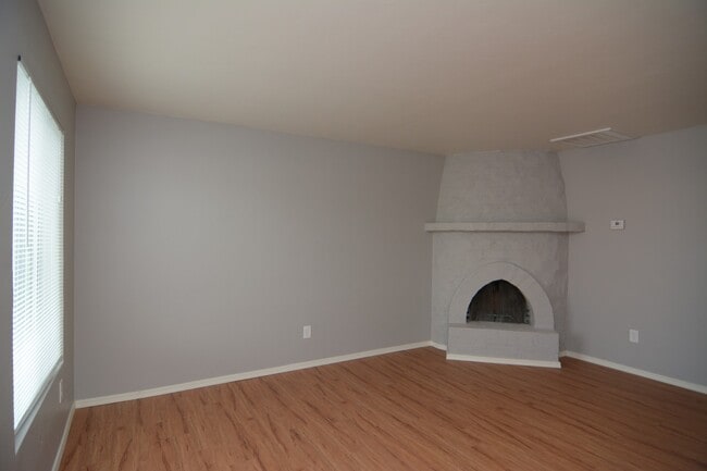 Foto del edificio - Remodeled 2 Bedroom 1 Bath Townhouse! Grea...
