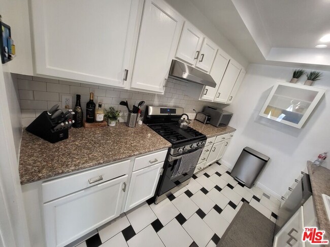 Building Photo - 450 Rexford Dr