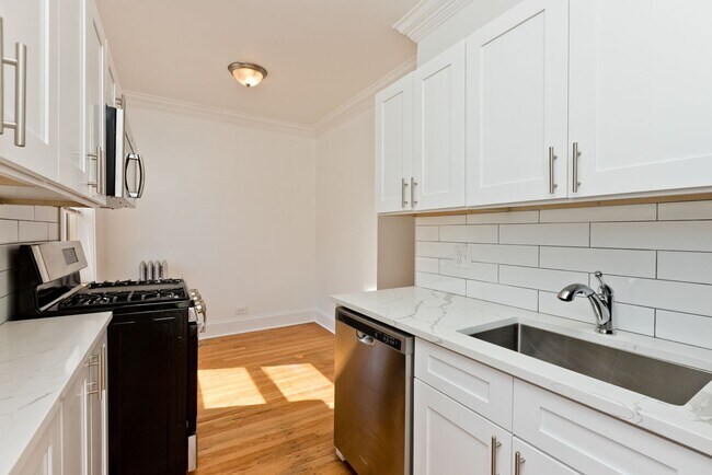 Foto del edificio - One Bedroom Apartment Near the Lakefront