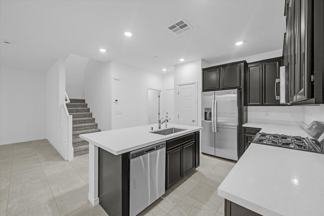 Building Photo - Iron Mountain Townhome with attached garage