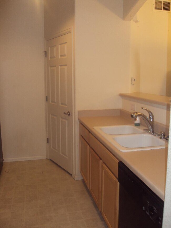 Foto del edificio - 5255 Memphis St