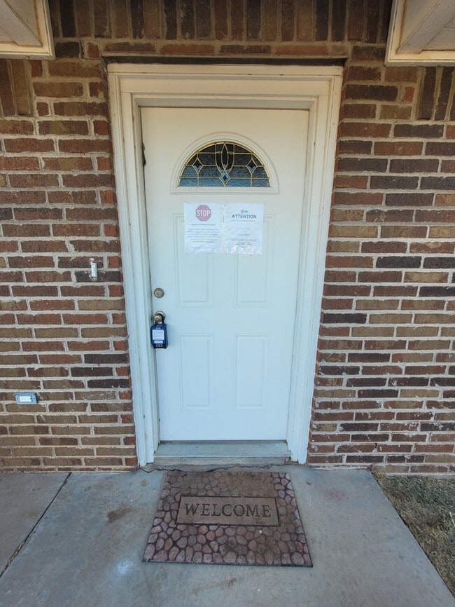 Foto del edificio - 3 bed 2 bath home with carport, move in re...