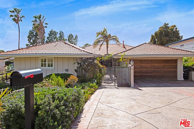 Building Photo - 705 Vía Santa Ynez