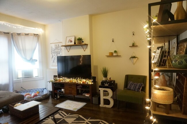 Foto del edificio - Large 1 bed unit on a tiny side street nea...